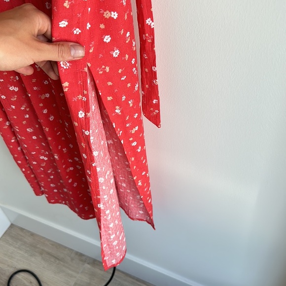 SADIE & SAGE | Long V-Neck Floral Dress with Belt and Pockets - Picture 9 of 10